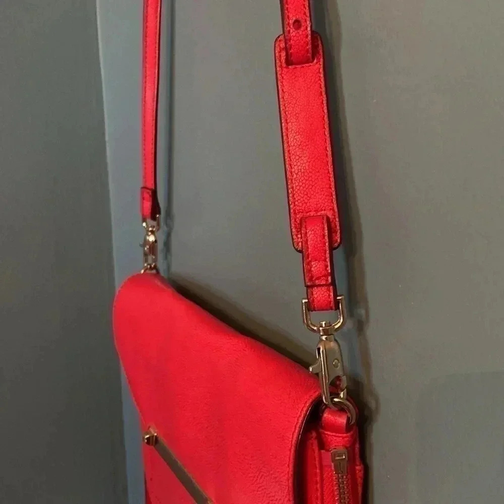 Stella and Dot red crossbody - gold accent - unzip to expand width - Picture 5 of 10